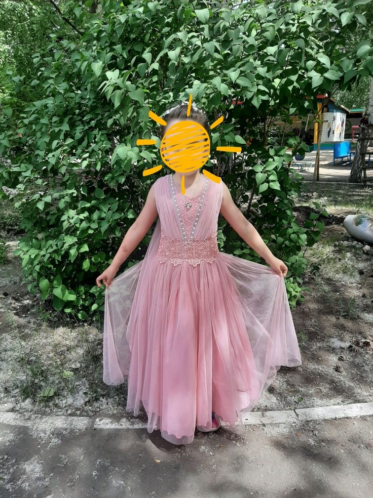 Продам платье на девочку 5-6лет