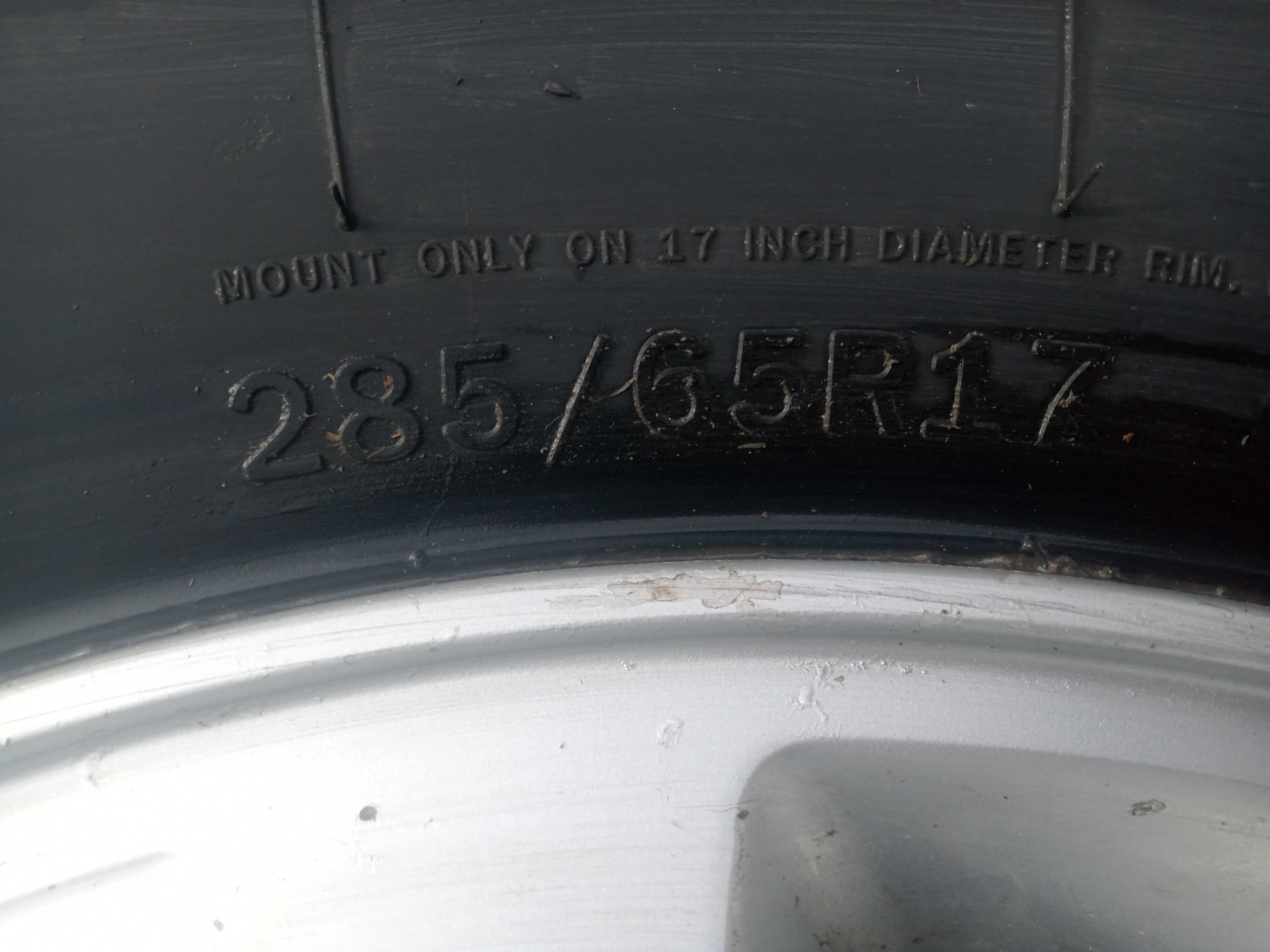 Шина одна 285/65R17 бу с диском на запаску