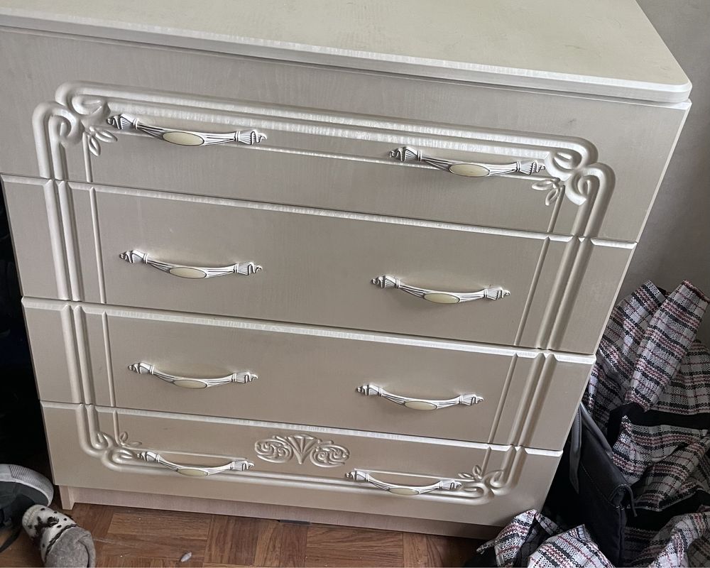 Срочно продам шкаф камод и зеркало