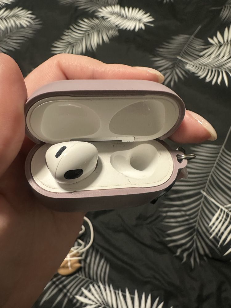 Кейс с одним наушником AirPods 3 with Lightning Charging Case белый
