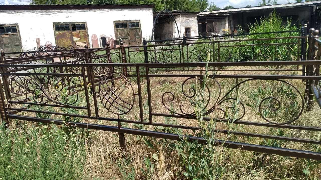 Металлические кованые оградки для могилы (на кладбище). Ограждения.