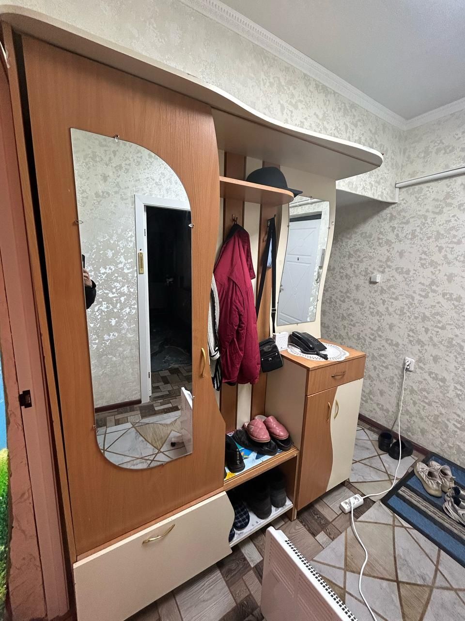 Шкаф в прихожую , в отличном состоянии