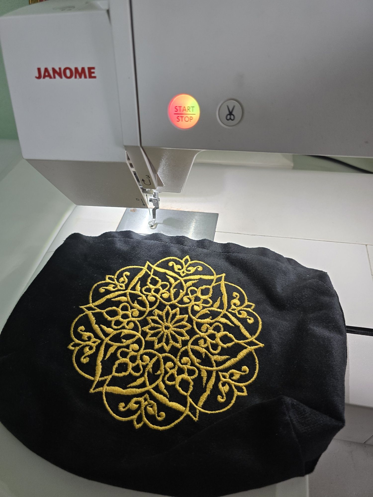 Вышивальная машина Janome Memory Craft 500E Белый