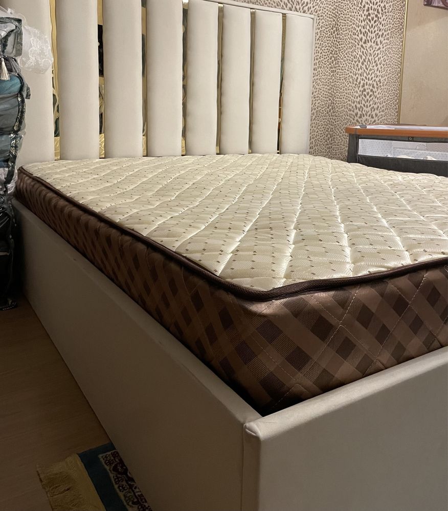 Продам кровать с матрасом
