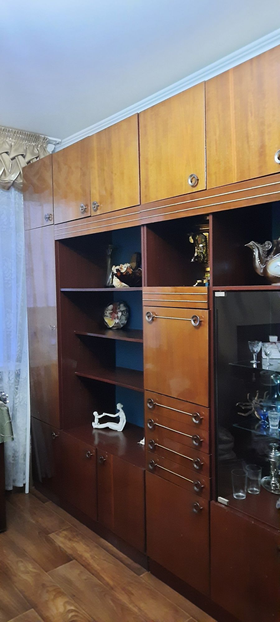 Стенка в гостиную, трехсекционная