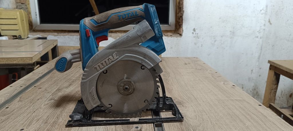 Продам аккумуляторную дисковую пилу
