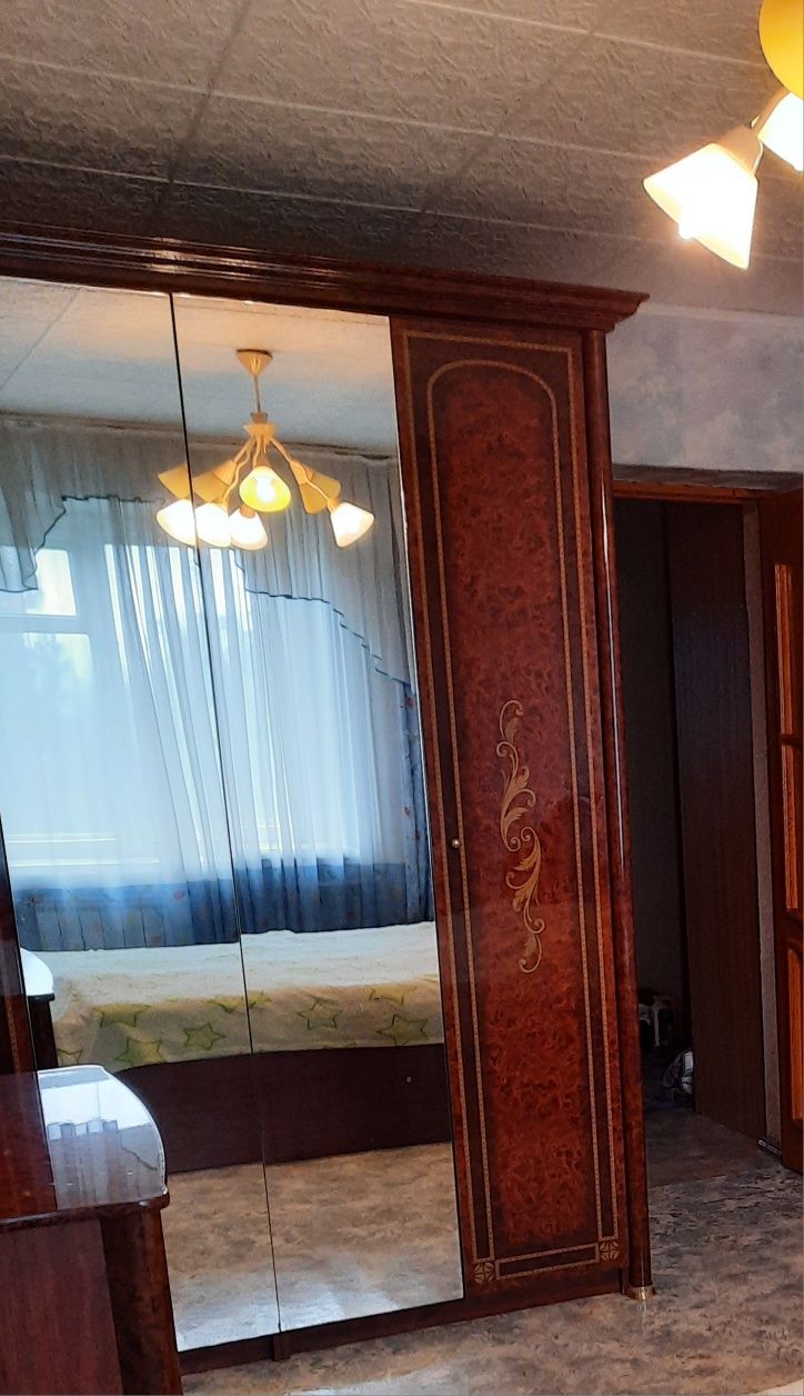 Продам платяной шкаф.