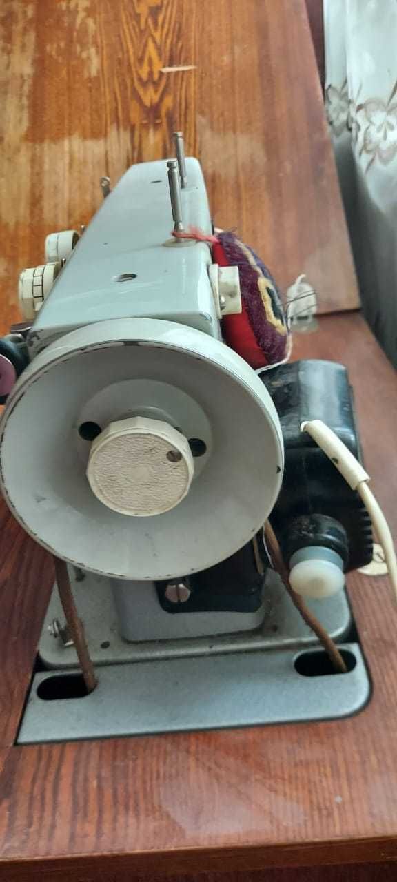 Продам швейную машинку Чайка