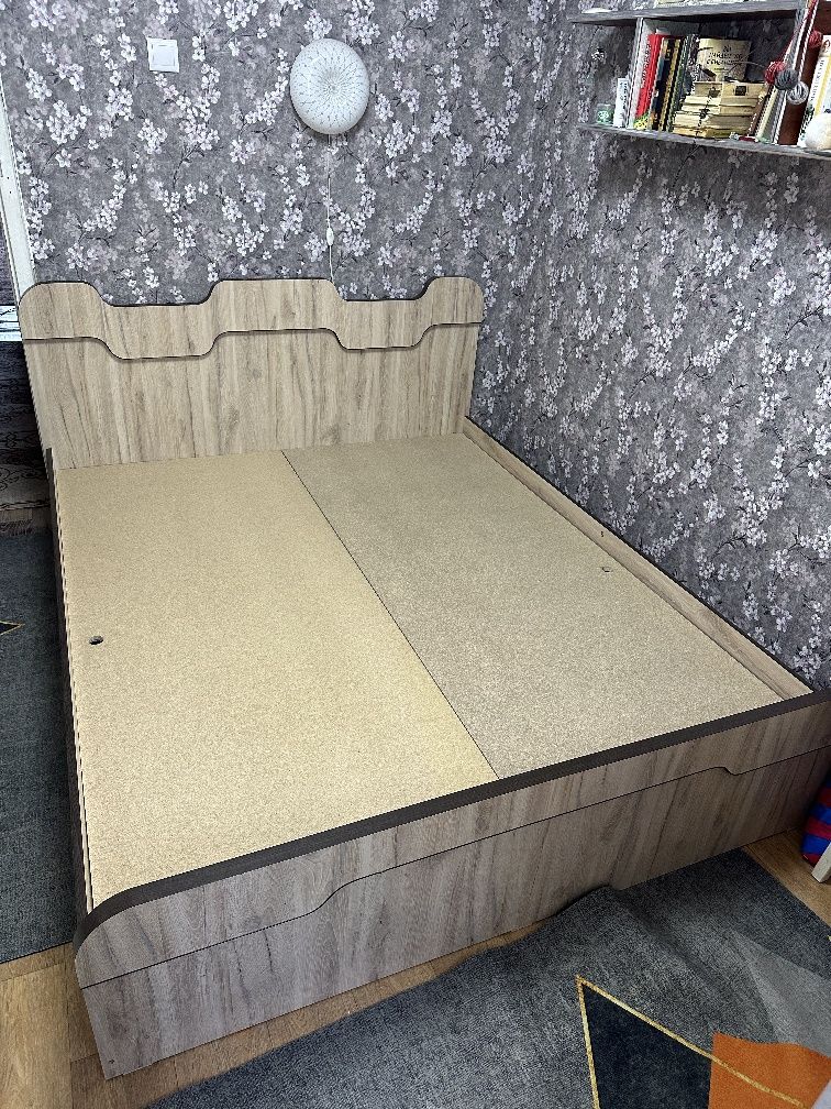 Продам двухспальную кровать с матрасом