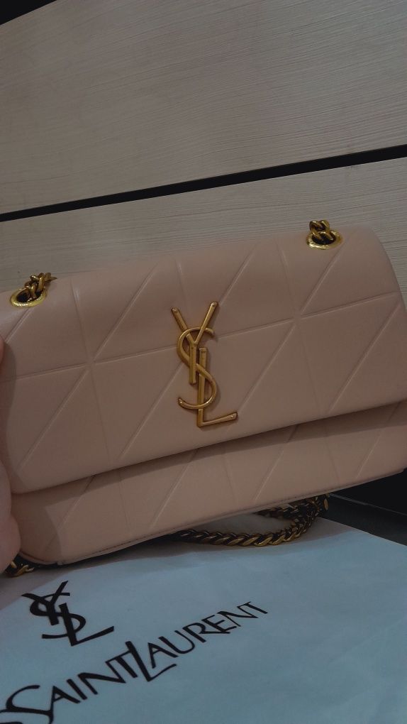 Бежевая сумка от бренда YSL