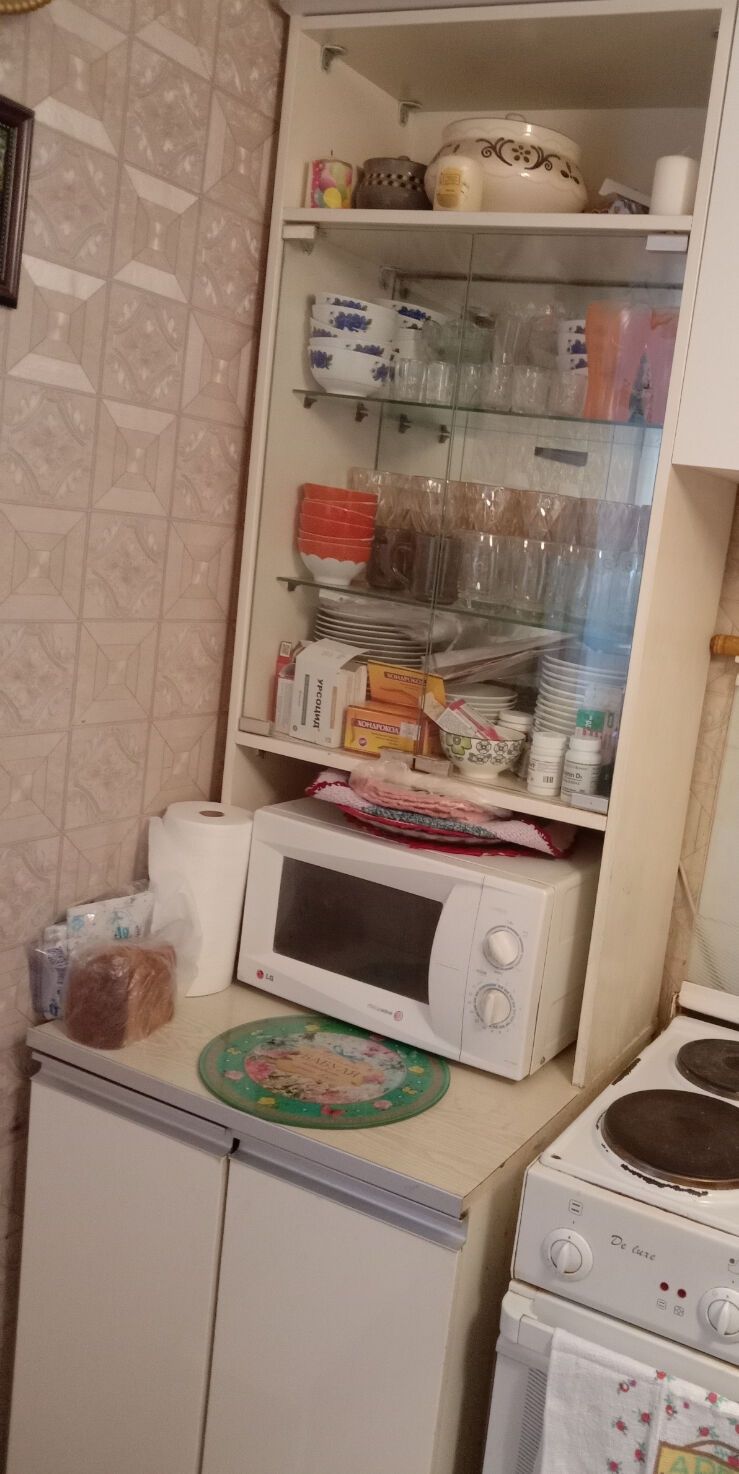 Кухонный шкаф для посуды.