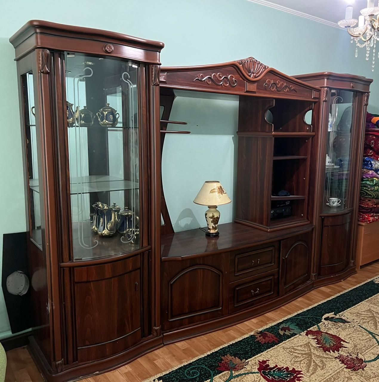 Горка в  гостинную срочная продажа.