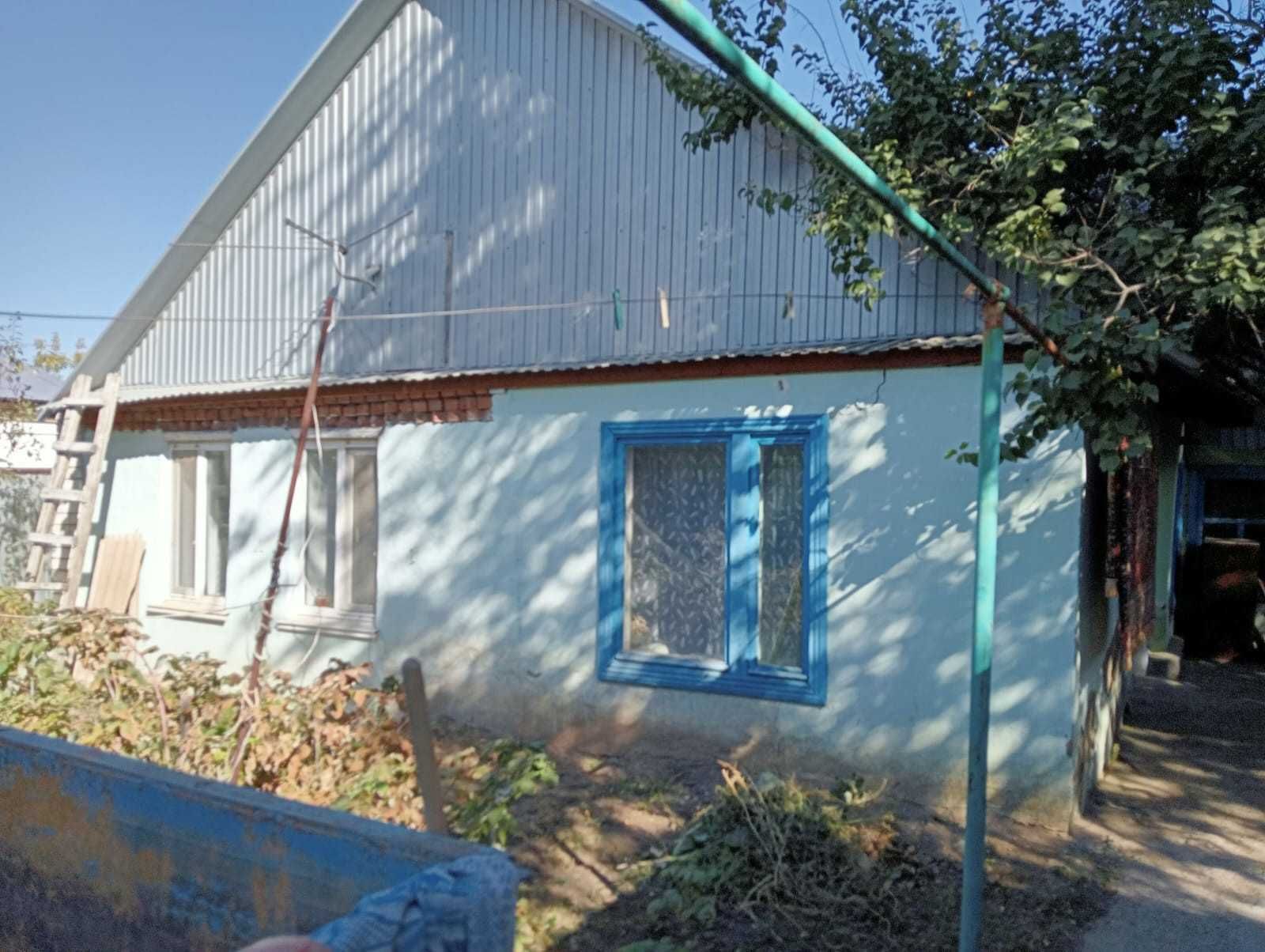 В р-не Омеги продается 2 дома на одном участке