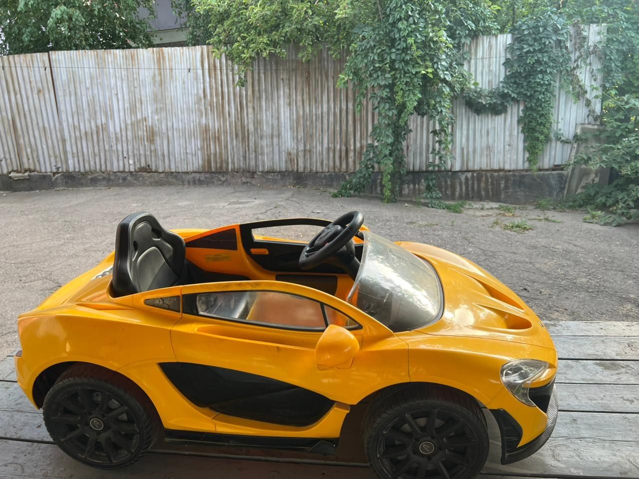 Продам детскую машину McLaren