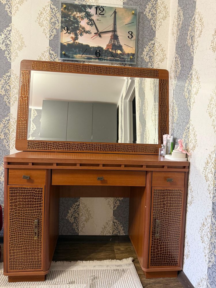 Продам стол для косметики