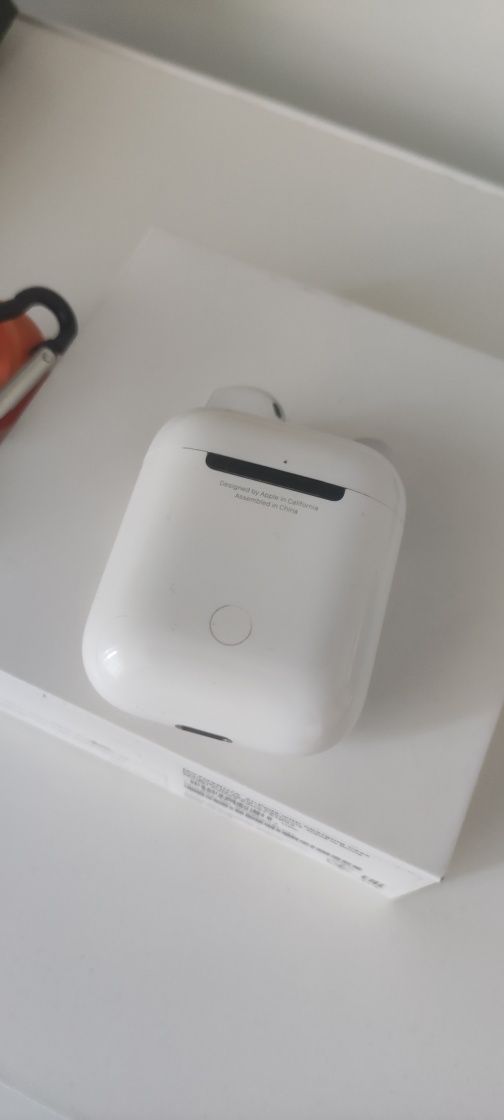 Продам оригинал кейс от Airpods 2