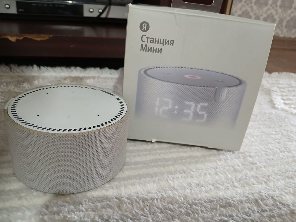 Продаю колонку Алиса Станция Мини с часами