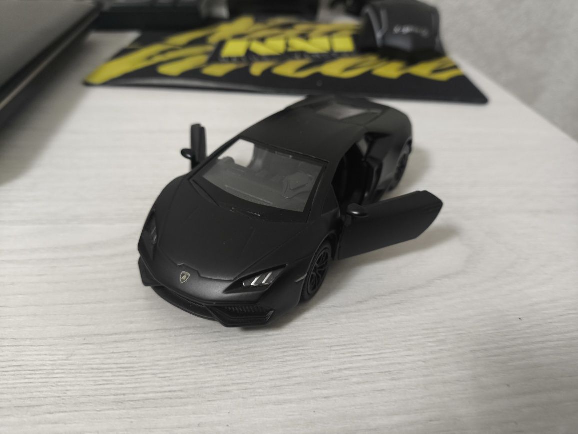 Продам игрушечную машинку