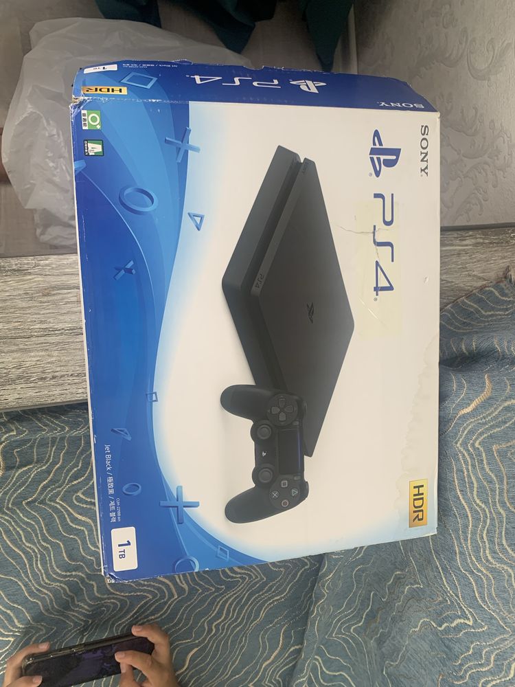 Ps 4 slim 1 tb почти новая