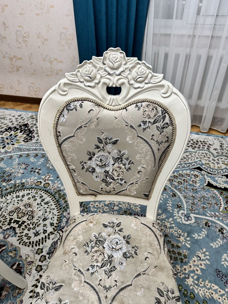 Продам стол читое дерево белого цвета и стулчики 11 шт