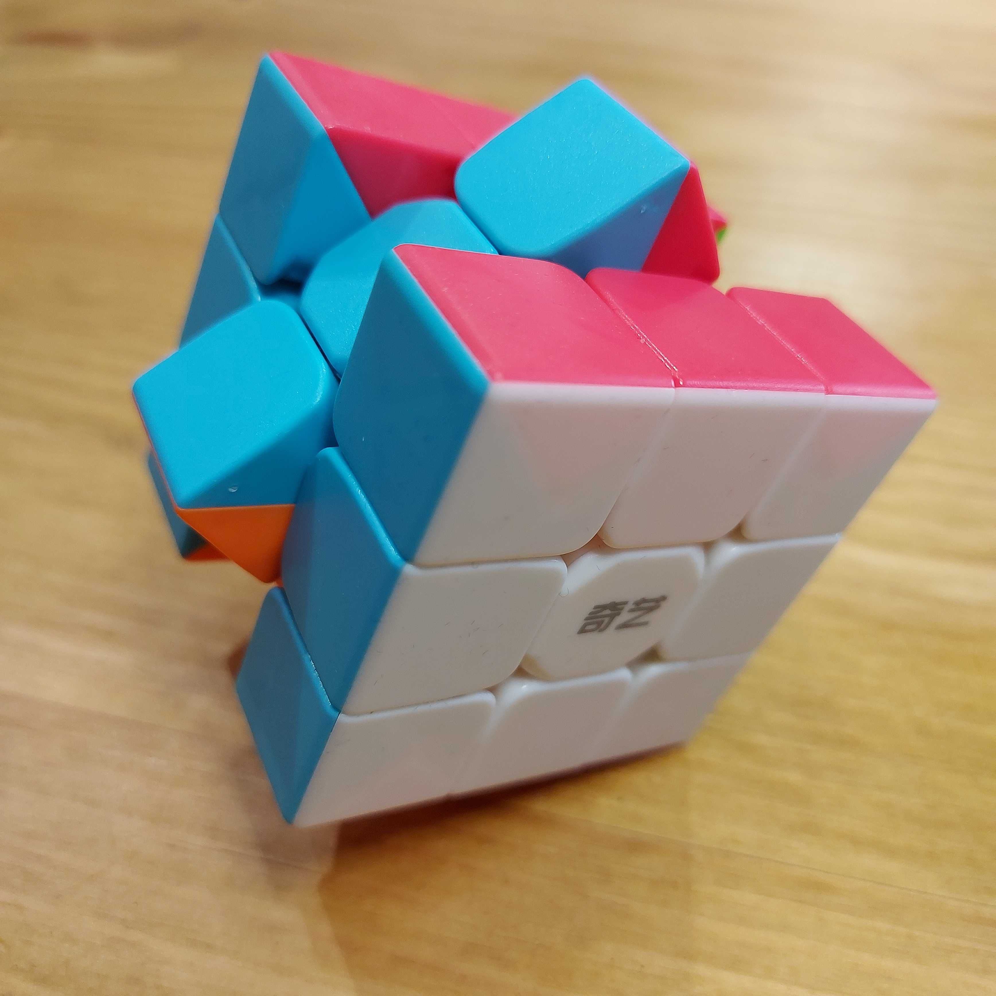 Профессиональный Кубик Рубика 3 на 3 "Qiyi Cube" в цветном пластике.