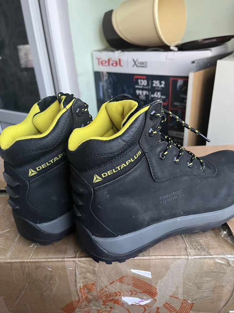Продам женские замышывые зимние сапожки  недорого .