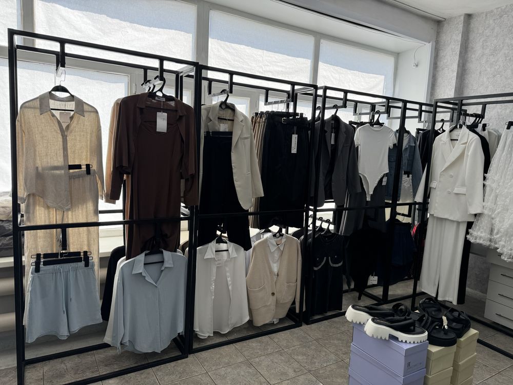 Продам стойки, ресепшен, манекены