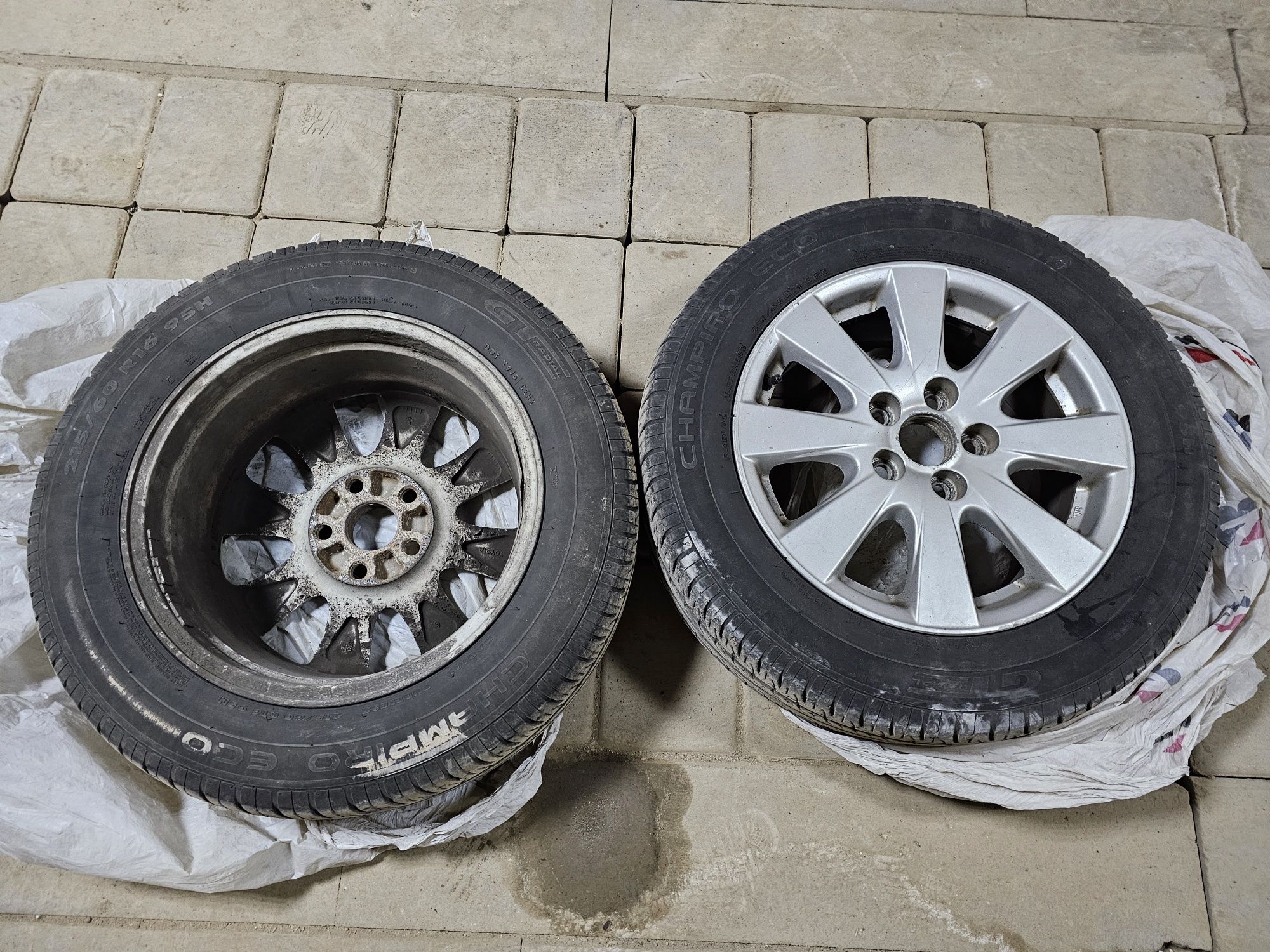 Продам комплект летней резины на дисках Toyota 215/60R16