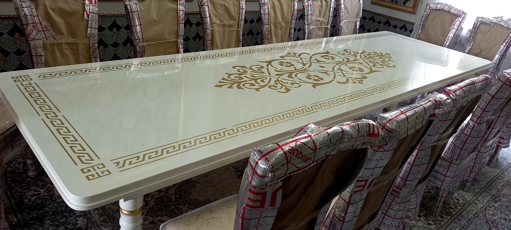 Столы гостиные и кухонные