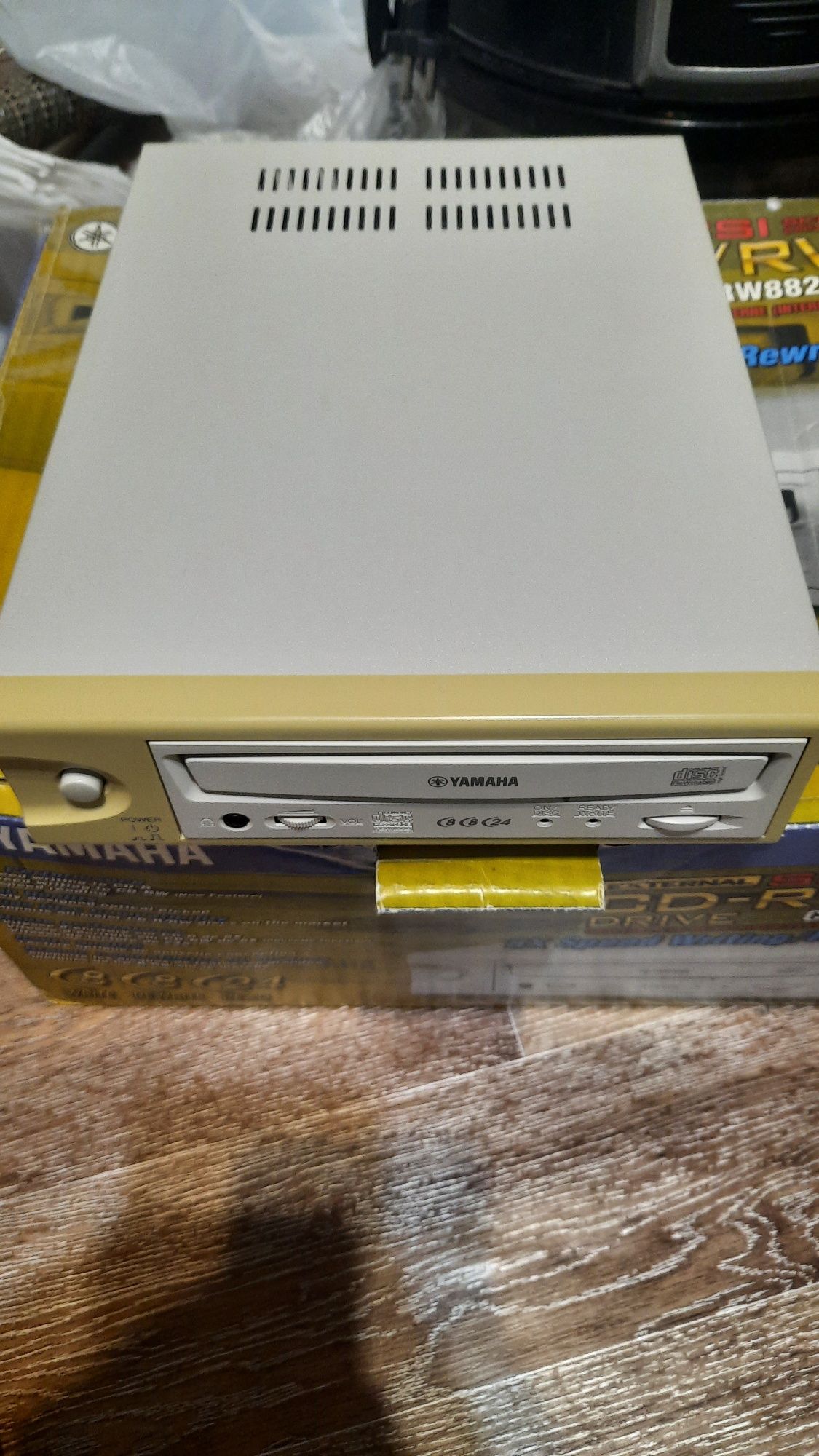 Дисковод новый YAMAHA CD-R-RW