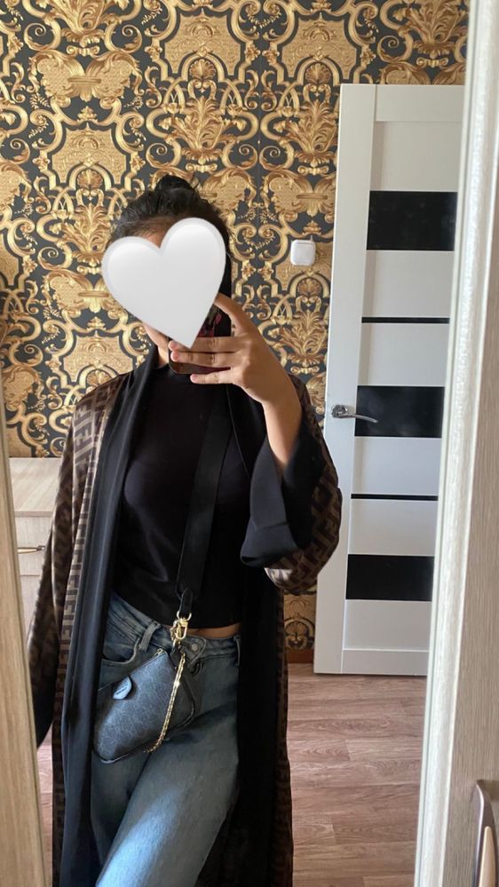 Абайка от FENDI. В комплекте есть ПЛАТОК. Легкая, приятная на ощупь.
