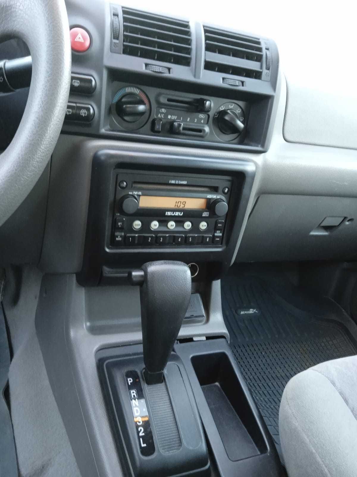 Isuzu Rodeo 3.2 l 2003 года