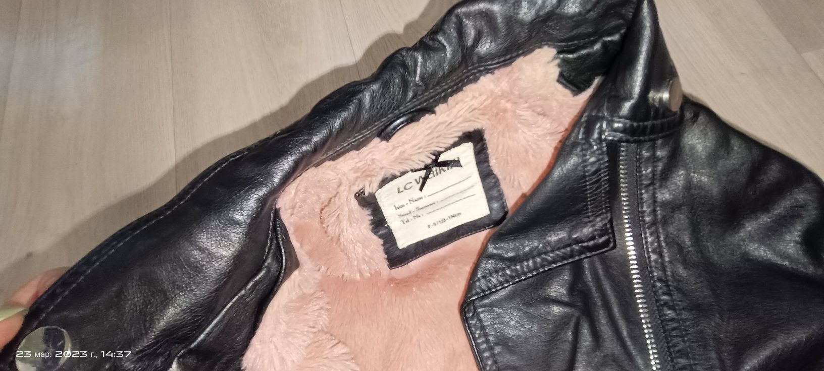 Продам детскую курточку.эко кожа. На 8-9 лет.