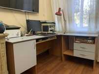 Компьютерныи стол с пристакои с ящиками