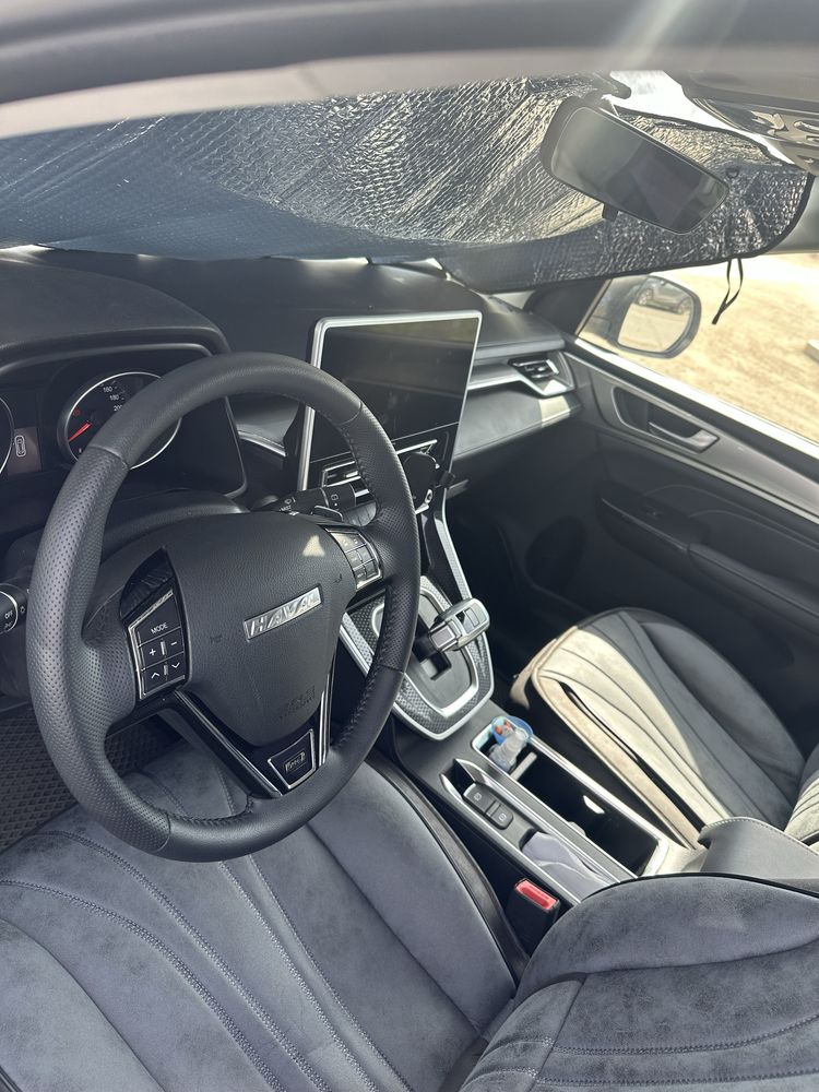 Haval M6 - 2024 года - серебристый кроссовер.