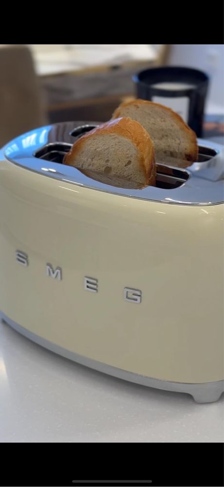 Тостер SMEG в кремовом цвете