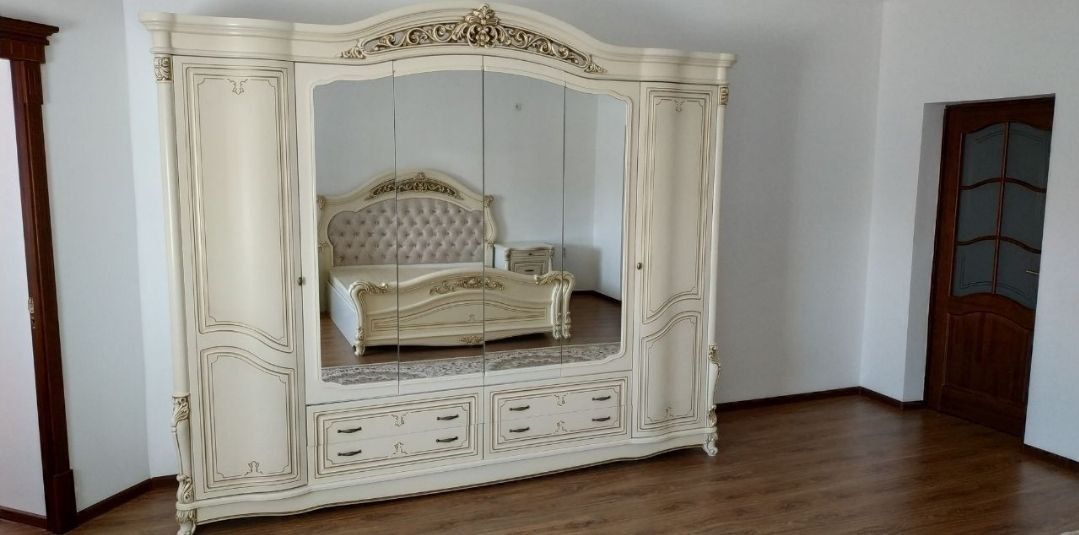 Мебель в отличном состоянии
В комплекте шкаф, кровать king size, туал