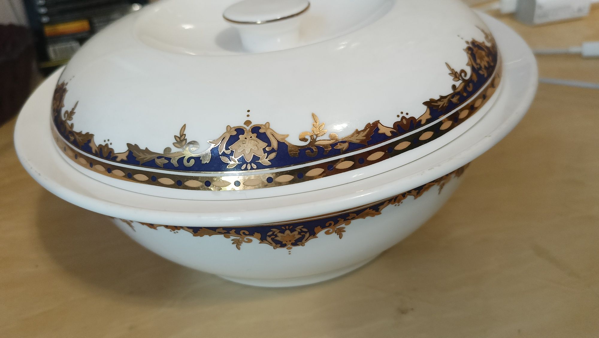 Фарфоровая супница, блюдо, разетки, пиалушки,ложки. Япония