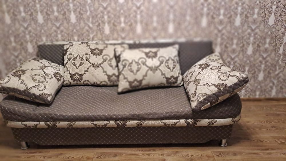 Продам диван с подушками, тахту отдам даром