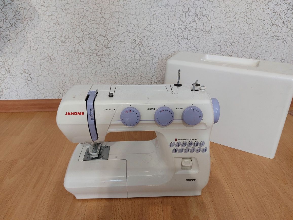Продам оверлок Janome