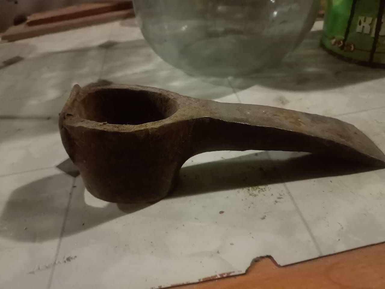 Продам старинный бутыль в обрамление 2 литровый, и старинный инструмет