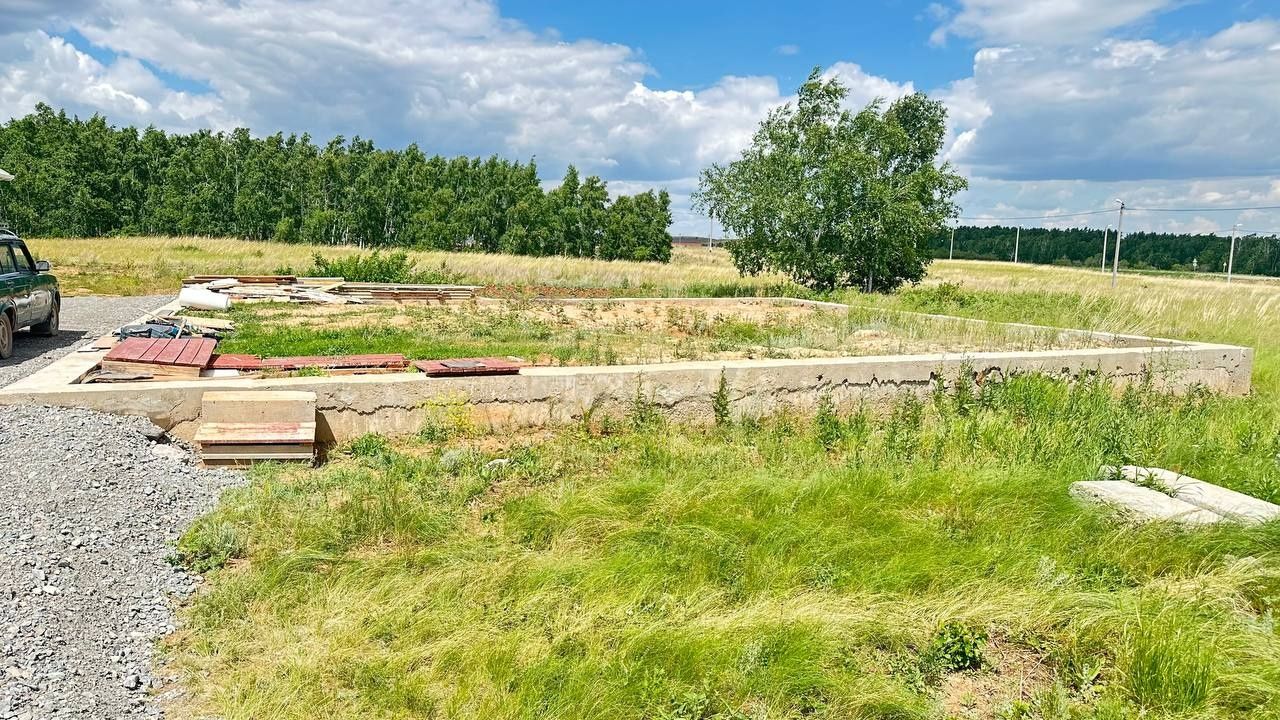 Продается участок с домом, Есть погреб, Большая комната,большая кухня.
