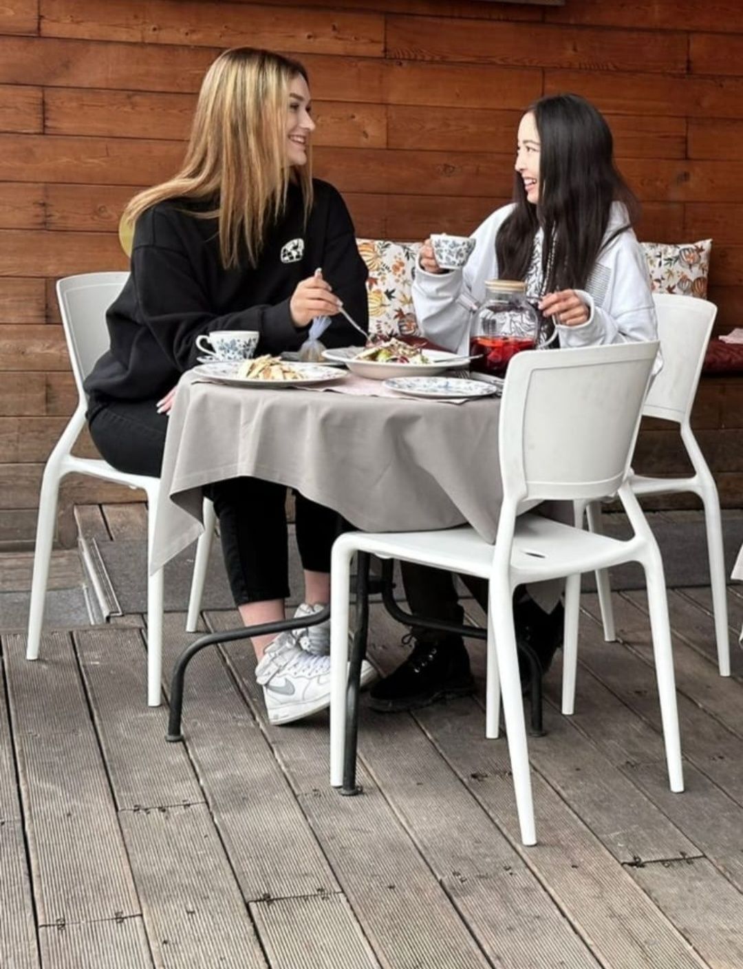 Пластиковые стулья для кафе,ресторанов, школ
