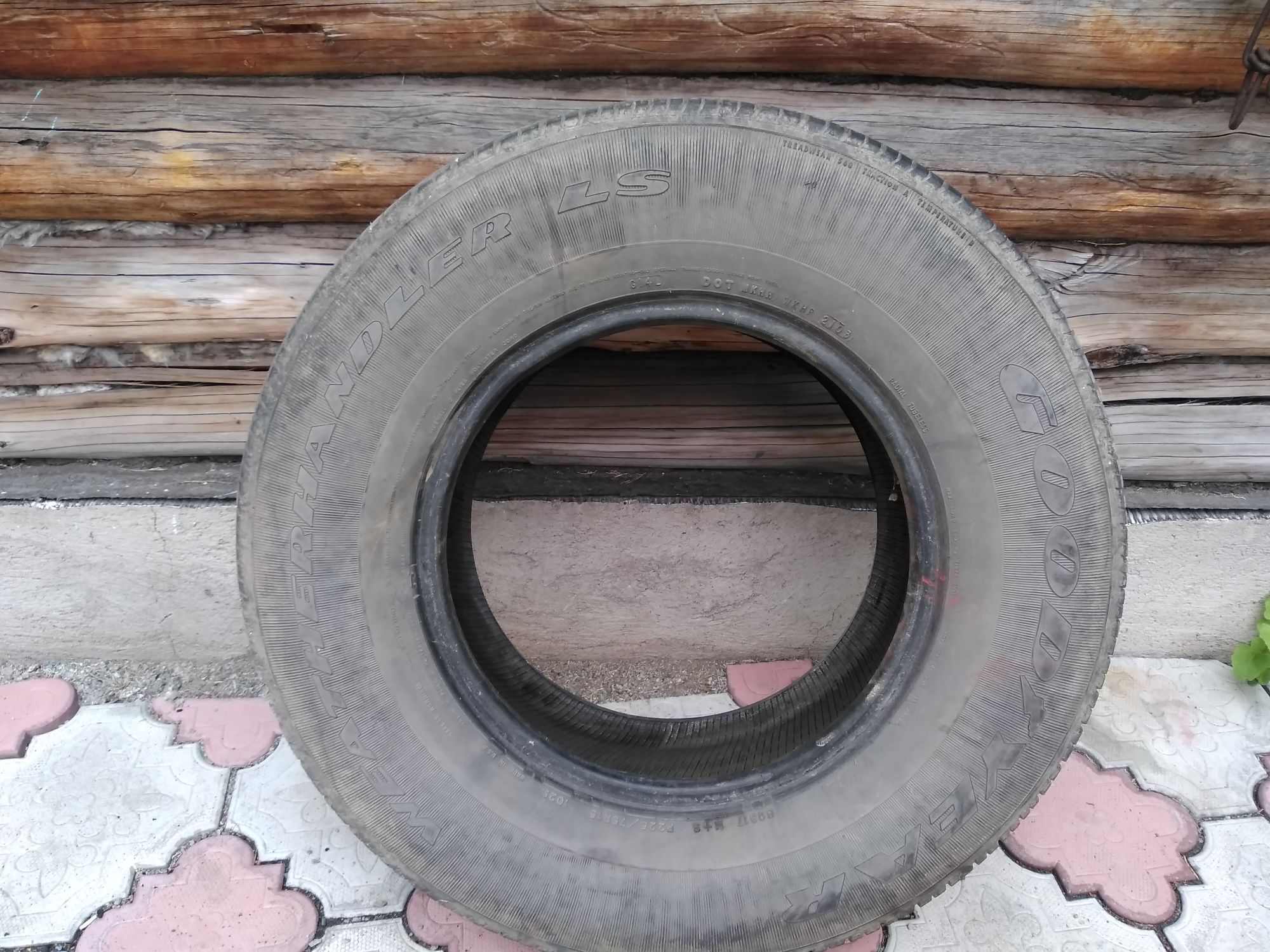 Продам 1 балон.в хорошем состоянии. Размер 225/75/15 состояние отл.