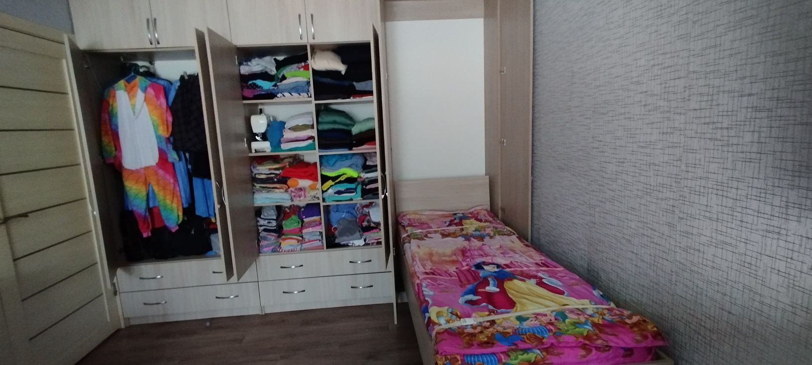 Продам стенку со встроенной односпальной кроватью
