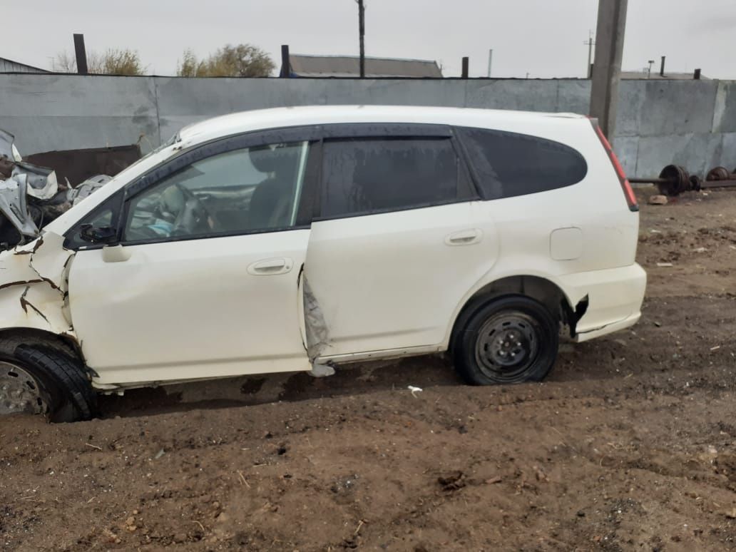 Продам Honda Stream на запчасти.