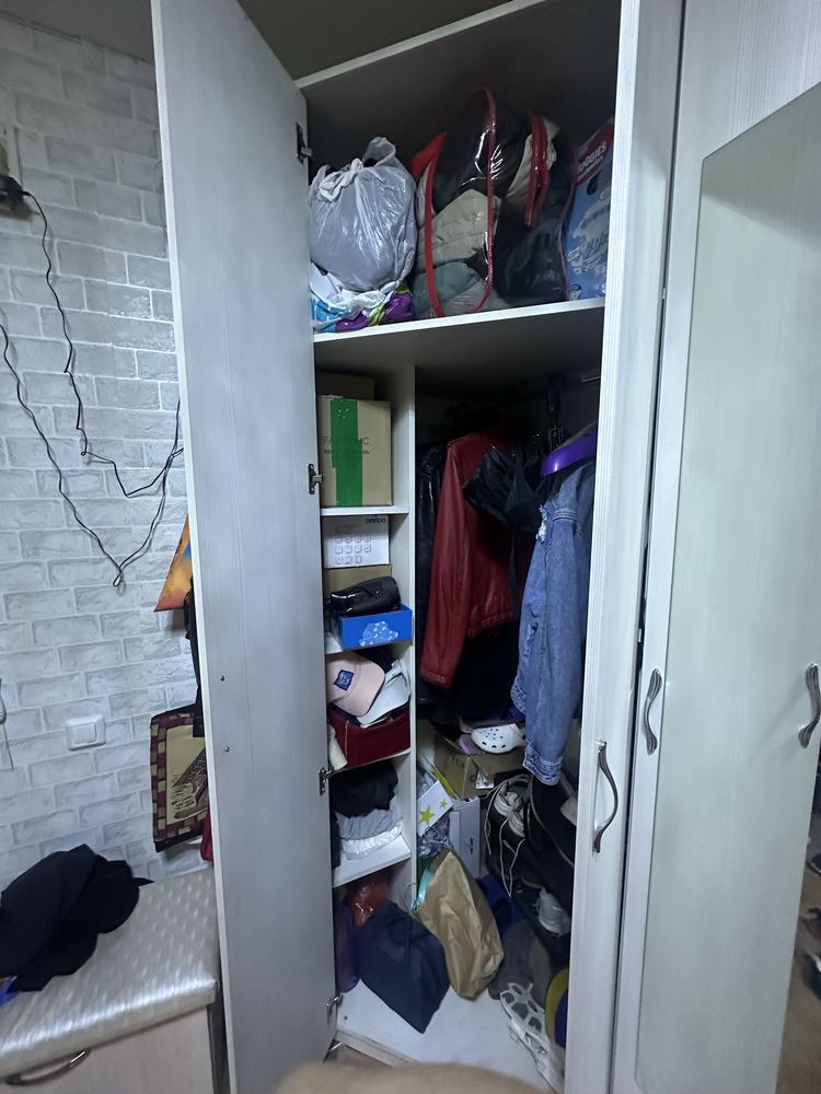 Продам угловой шкаф для прихожки