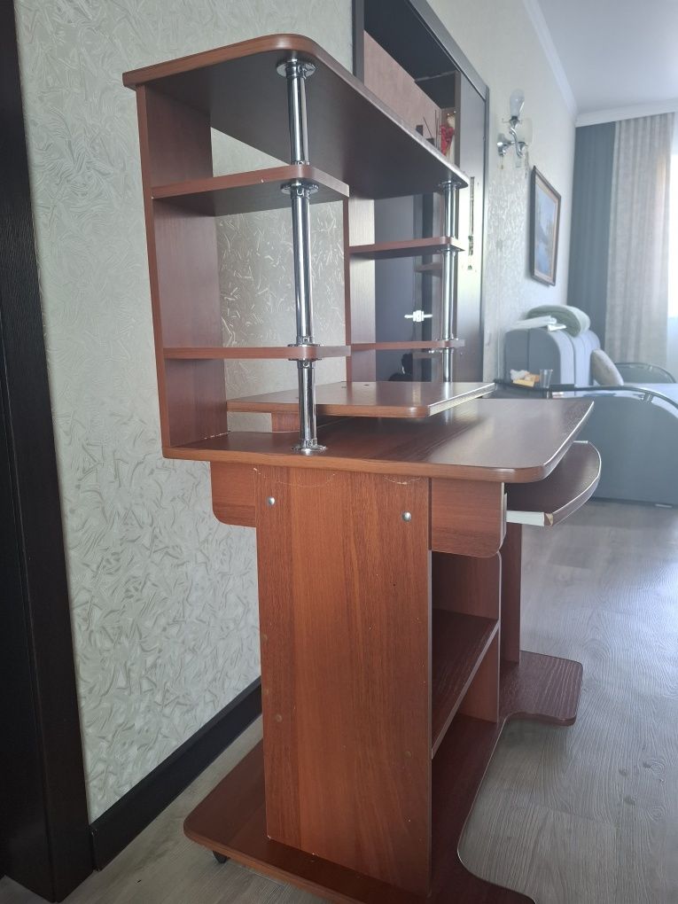 Продам компьютерный стол