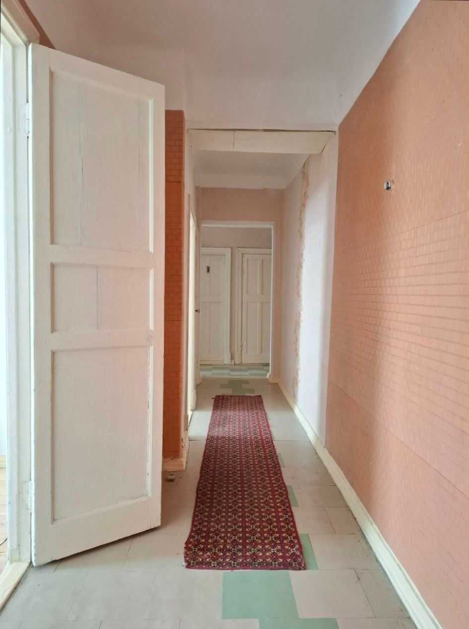 В продаже 3-комнатная квартира.