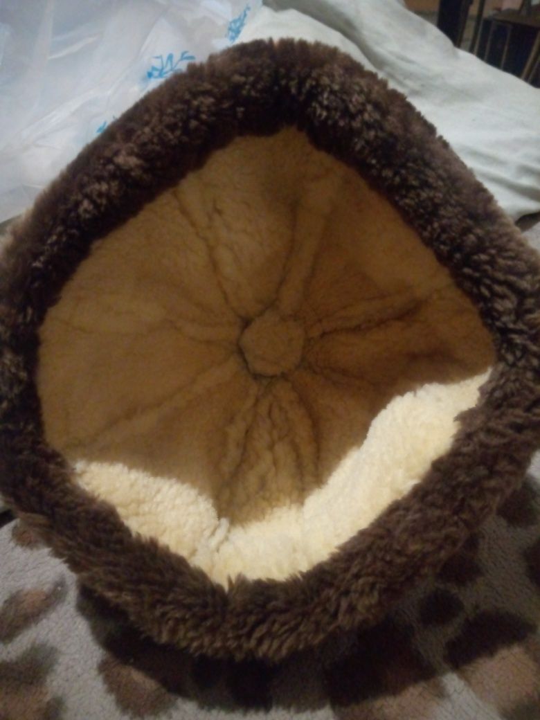 Продам шапку, замшевую с мехом.